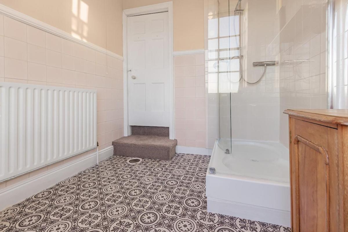 Spaceship 4 Luxury 4 Bedroom By Altoluxoexperience Short Lets & Serviced With Free Wifi & Parking Bristol